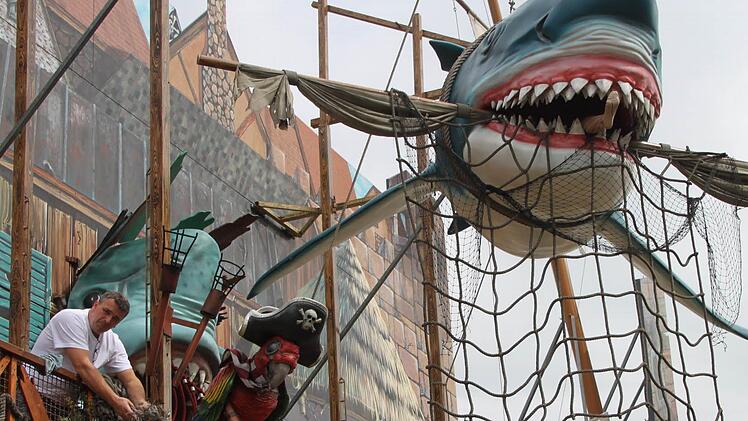 Michael Schneider aus Lippstadt feiert mit seinem Laufgeschäft "Pirates Adventure" auf dem Kulmbacher Volksfest Premiere. Blickfang ist ein sieben Meter langer Hai. Foto: Alexander Hartmann