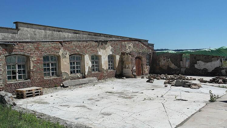 Die Überreste der Fabrik an der Ostseite sollen als Grundstücksbegrenzung und Lärmschutz erhalten bleiben.