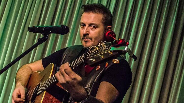 Pat Coyne an der Gitarre beim Gastspiel mit Seán Keane in Coburg. Foto: Jochen Berger