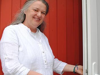 Edith Seemann öffnet Türen, nicht nur zum Kleinkunst-Haus Schlupfwinkel in Schorkendorf.Foto: Jochen Berger