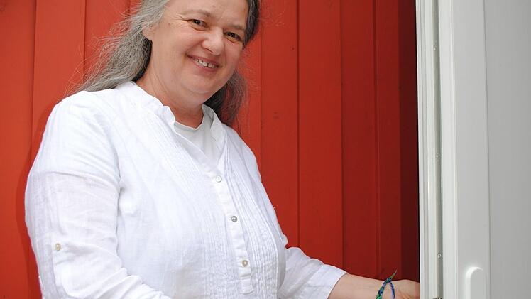 Edith Seemann öffnet Türen, nicht nur zum Kleinkunst-Haus Schlupfwinkel in Schorkendorf.Foto: Jochen Berger