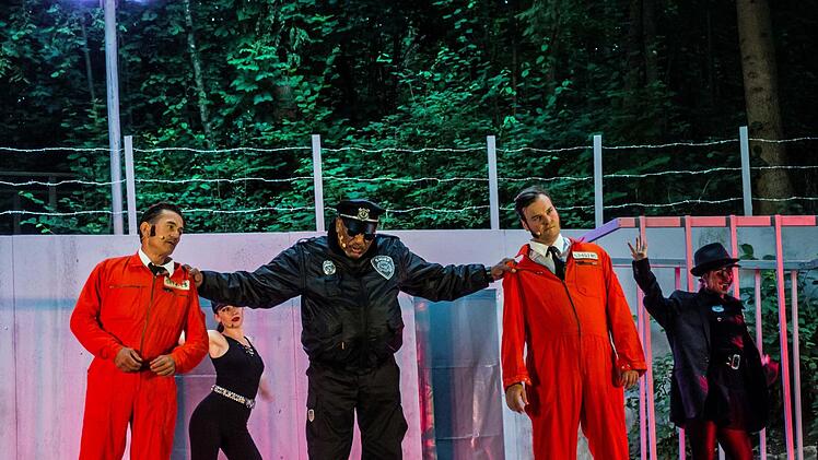Ron Williams (Mitte) als Big Boss in der Musical Comedy "Blues Brothers in Prison" auf der Waldbühne HeldrittFoto: Jochen Berger
