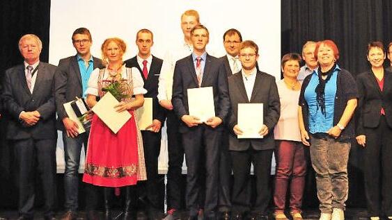 Diese jungen Leute aus dem Landkreis Kulmbach haben ihre Ausbildung zum Landwirt erfolgreiche absolviert und erhielten ihre Zeugnisse. Foto: Stephan Herbert Fuchs