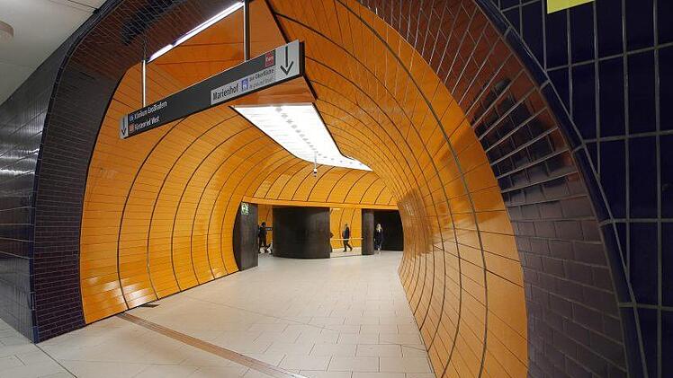 Im Vorfeld des Bundesliga-Spiels zwischen dem FC Bayern München und dem 1. FC Nürnberg wurde ein 21-Jähriger in der Münchener U-Bahn von mehreren Club-Fans angegriffen. Symbolbild: pixabay.com/masrsu-pilami