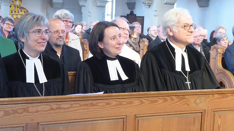 Regionalbischöfin Dorothea Greiner, Lidia Barth und Dekan Günther Werner (von links) vor der Einsegnung in der Kirchenbank  Foto: Heidi Amon