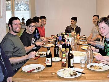 Unser Foto zeigt Markus Schlereth (links hinten) mit den anderen Jugendleitern, Jugendlichen und Vater beim Abendessen. Foto: Jens-Uwe Richter