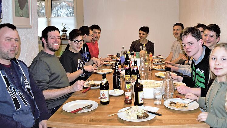 Unser Foto zeigt Markus Schlereth (links hinten) mit den anderen Jugendleitern, Jugendlichen und Vater beim Abendessen. Foto: Jens-Uwe Richter