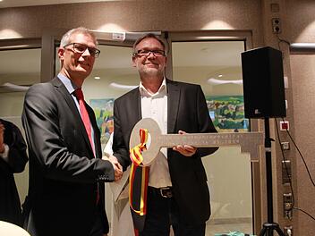 Architekt Thomas Krügel (r.) übergibt den Schlüssel an Oberbürgermeister Uwe Kirschstein (SPD). Foto: Franziska Rieger