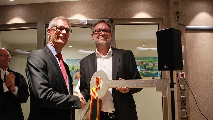 Architekt Thomas Krügel (r.) übergibt den Schlüssel an Oberbürgermeister Uwe Kirschstein (SPD). Foto: Franziska Rieger