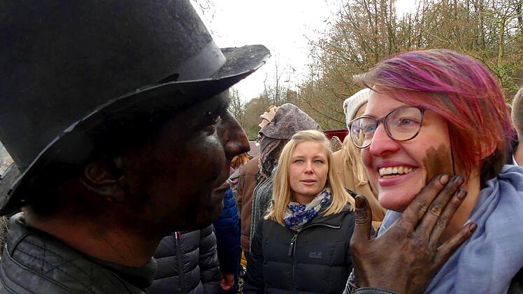 Der Schlotfeger bringt Glück - man sieht's. Foto: Dieter Hübner