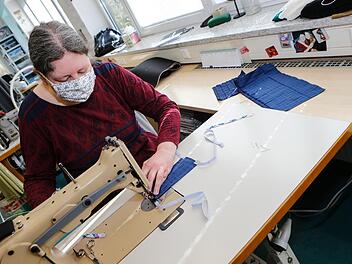 Masken nähen in der Schneiderei des Coburger Landestheaters. Der Klinikkonzern Regiomed nutzt diese Masken für das Personal in der Verwaltung. Foto: Matthias Hoch