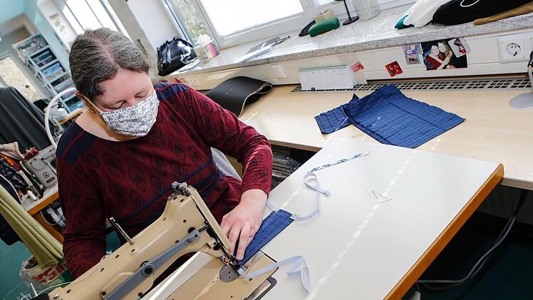 Masken nähen in der Schneiderei des Coburger Landestheaters. Der Klinikkonzern Regiomed nutzt diese Masken für das Personal in der Verwaltung. Foto: Matthias Hoch