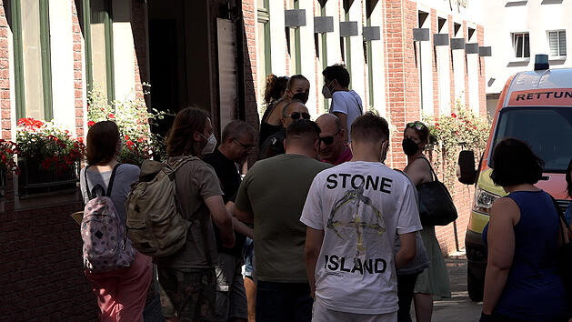 Drei im Weggla zur Corona-Impfung in Nürnberg