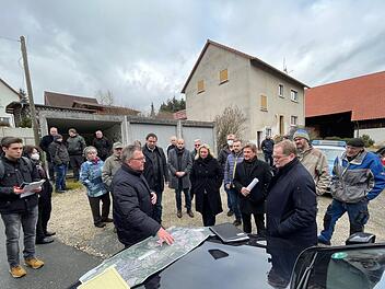 Zahlreiche Bürger verfolgten den Besuch von Verkehrsministerin Kerstin Schreyer (Bildmitte) in Döllnitz. Mit dabei (vorne von links) der Leiter des staatlichen Bauamts, Kurt Schnabel, der den Umgehungsverlauf an der Karte erläuterte, MdL Martin Schöffel, stellvertretender Landrat Jörg Kunstmann, MdL Rainer Ludwig und Bürgermeister Norbert Groß.   Foto: Jürgen Gärtner