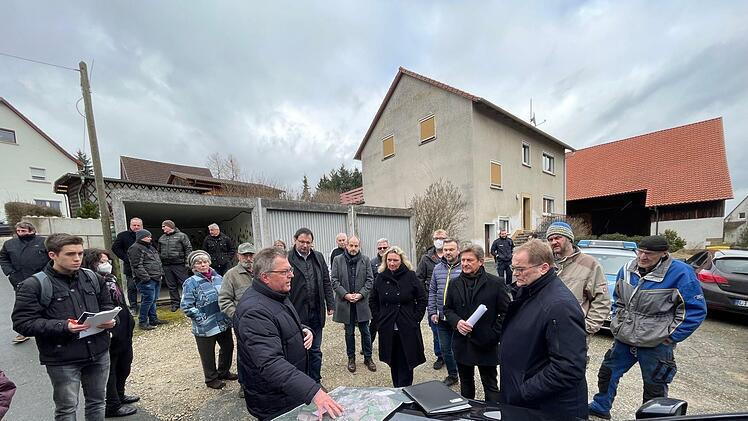Zahlreiche Bürger verfolgten den Besuch von Verkehrsministerin Kerstin Schreyer (Bildmitte) in Döllnitz. Mit dabei (vorne von links) der Leiter des staatlichen Bauamts, Kurt Schnabel, der den Umgehungsverlauf an der Karte erläuterte, MdL Martin Schöffel, stellvertretender Landrat Jörg Kunstmann, MdL Rainer Ludwig und Bürgermeister Norbert Groß.   Foto: Jürgen Gärtner