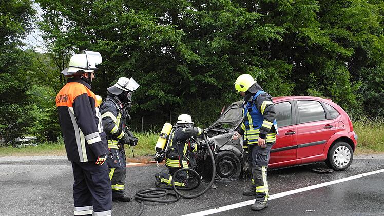 Die Fahrerin konnte gerade noch rechtzeitig aussteigen. Foto: Peter Seufert