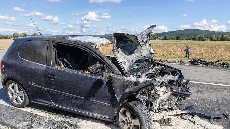 Schwerer Unfall auf der B4 im Kreis Bamberg: Auto brennt komplett aus