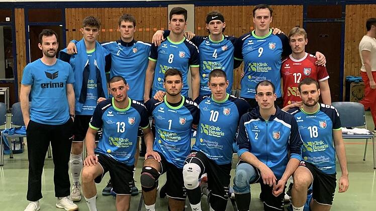 Nicht ganz so zufrieden blicken die  Hammelburg Volleys nach der Niederlage gegen den ASV  Dachau drein. Foto: Hammelburg Volleys