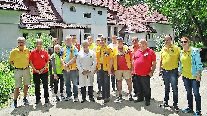 Die schwedische Delegation im Krankenhaus Nagyszölös mit dem Direktor der ungarischen Caritas.