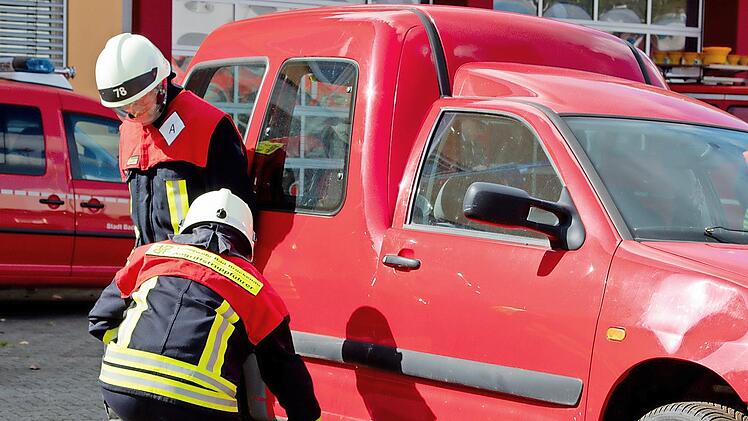 Zur Leistungspr&uuml;fung mussten die Teilnehmenden auch verschiedene Aufgaben im Bereich Fahrzeug- und Ger&auml;tekunde erf&uuml;llen.