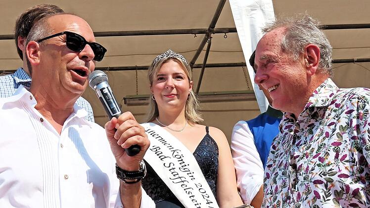 Landrat Christian Meißner (li.) scherzt mit Moderator Walter Mackert ; in der Mitte Thermenkönigin Jennifer II.