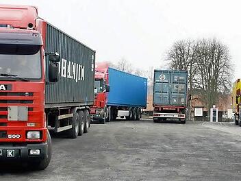 Truckertreffen auf bzw. am Planplatz. Keine Seltenheit. In jüngster Vergangenheit hat sich der Schwerverkehr stärker in die Nachtstunden verlagert, wurde bei der Marktgemeinderatssitzung Klage geführt. Archivfoto: Ralf Kestel