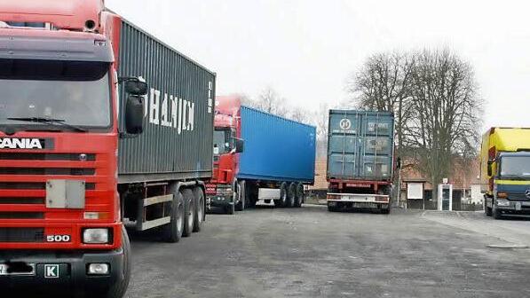 Truckertreffen auf bzw. am Planplatz. Keine Seltenheit. In jüngster Vergangenheit hat sich der Schwerverkehr stärker in die Nachtstunden verlagert, wurde bei der Marktgemeinderatssitzung Klage geführt. Archivfoto: Ralf Kestel