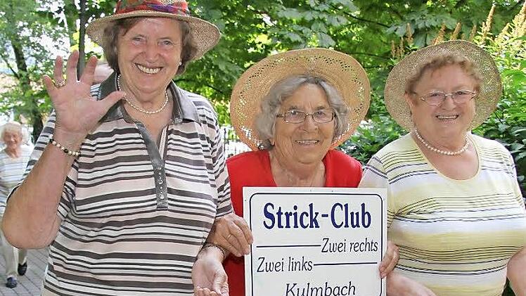 Der Strick-Club "Zwei rechts, zwei links" nahm mit schlichten Stohhüten am Festzug teil. Die Damen hatten dafür ihr Vereinsschild mitgebracht. Fotos: Sonja Adam