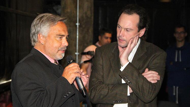 Regisseur Axel Klawuhn (links) erzählt Moderator Joffrey Streit Hintergründe zu den Dreharbeiten..