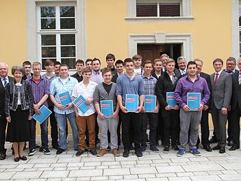 Bei der Freisprechungsfeier der Kreishandwerkerschaft Lichtenfels in der ehemaligen Synagoge konnte Kreishandwerksmeister Mathias Söllner (2. v. re.) gestern 22 junge Handwerker freisprechen und zu Gesellen erklären. Foto: Gerda Völk