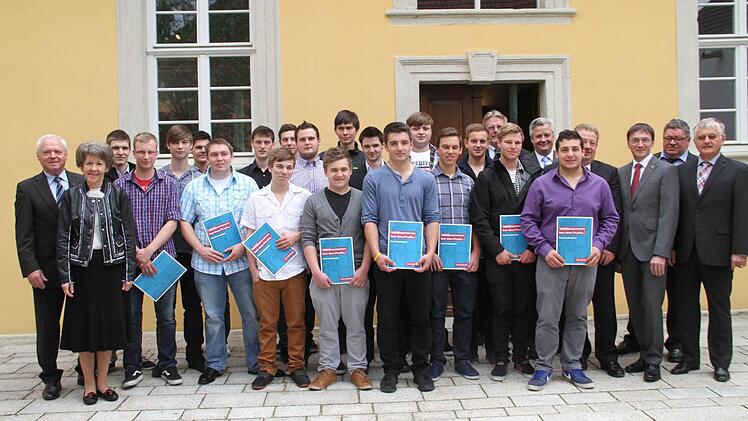 Bei der Freisprechungsfeier der Kreishandwerkerschaft Lichtenfels in der ehemaligen Synagoge konnte Kreishandwerksmeister Mathias Söllner (2. v. re.) gestern 22 junge Handwerker freisprechen und zu Gesellen erklären. Foto: Gerda Völk
