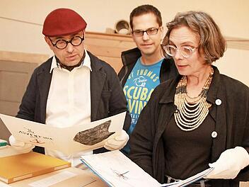 Das Künstlerbuch "Island between us" ist fst fertig. Mia Hochrein stellt die Arbeiten dem Galeristen Thomas Pfarr (links) und René Bauer, einem Gast der Ausstellung, vor. Foto: Heike Beudert