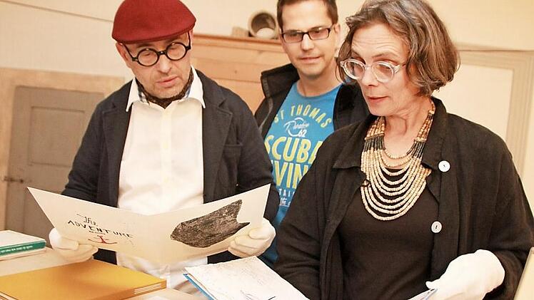 Das Künstlerbuch "Island between us" ist fst fertig. Mia Hochrein stellt die Arbeiten dem Galeristen Thomas Pfarr (links) und René Bauer, einem Gast der Ausstellung, vor. Foto: Heike Beudert