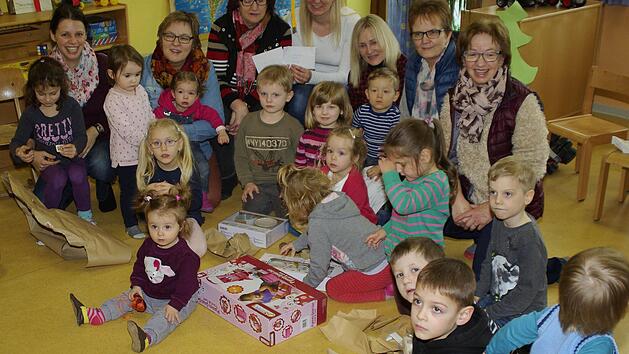Gro&szlig;e Freude herrschte im Kindergarten St. Rochus, als die Basteldamen die Spende und Spielzeug &uuml;bergaben.  Foto: Winfried Ehling