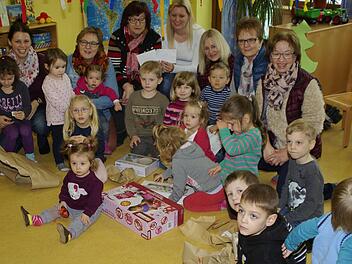 Große Freude herrschte im Kindergarten St. Rochus, als die Basteldamen die Spende und Spielzeug übergaben.  Foto: Winfried Ehling