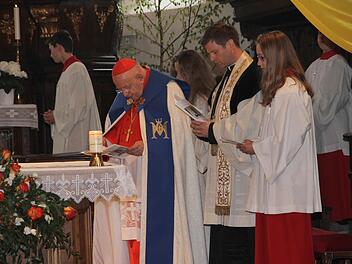 Kardinal Karl Josef Rauber (l.) aus Rottenburg war als Festprediger zur Maiandacht gekommen. Er ist der erste Kardinal, der die Kreuzbergkirche besuchte. Fotos: Mathias Erlwein