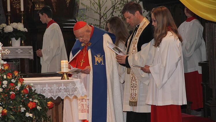 Kardinal Karl Josef Rauber (l.) aus Rottenburg war als Festprediger zur Maiandacht gekommen. Er ist der erste Kardinal, der die Kreuzbergkirche besuchte. Fotos: Mathias Erlwein