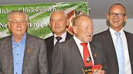 Ehrung 65 Jahre (von links): Gosbert Gehring, Alfred Steppert, stellvertretender FC-Vorsitzender Leo Derra, Lothar Hofmann, BLSV-Bezirksvorsitzender Günther Jackl und Ernst Morgenroth.