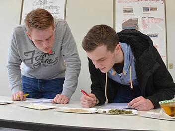 Nicklas Sebald (links) und Wolfgang Mergner müssen Futtermittel und Werkstoffe erkennen. Fotos: Rainer Lutz