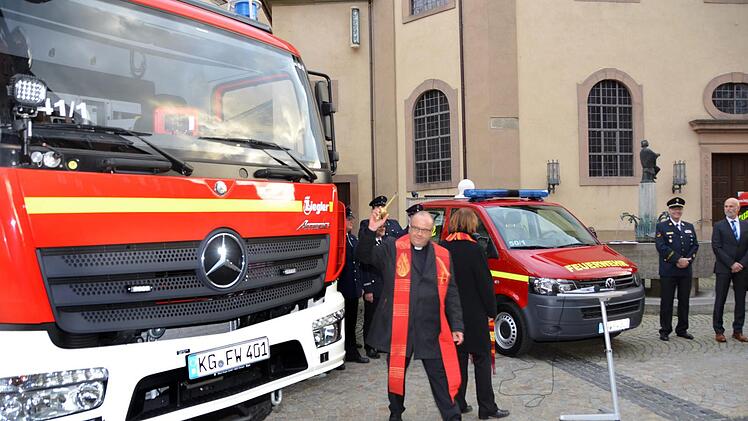 Drei Feuerwehrfahrzeuge erhielten den  kirchlichen Segen.  Foto: Peter Rauch