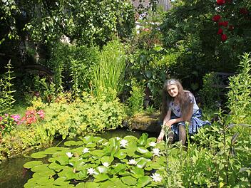 "Im Lauf der Jahre habe ich von der Natur gelernt", sagt Salome Scholtens, die hier an einem Gartenteich sitzt. Scholtens
