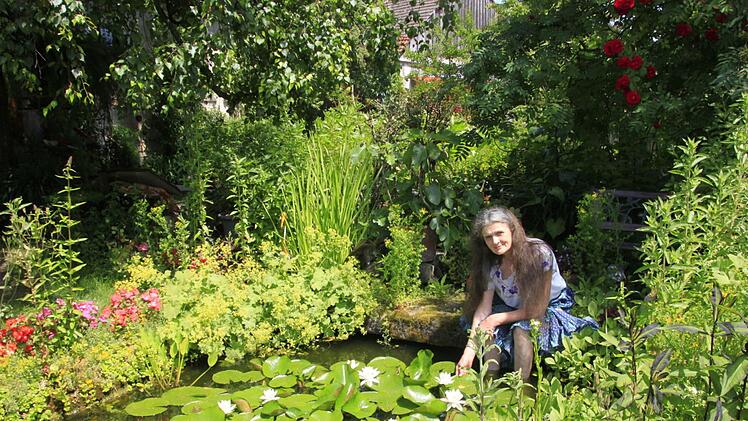 "Im Lauf der Jahre habe ich von der Natur gelernt", sagt Salome Scholtens, die hier an einem Gartenteich sitzt. Scholtens