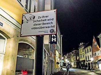 Die neuen Schilder weisen Passanten darauf hin, dass sie sich nachts im Steinweg nicht mehr unbeobachtet bewegen können. Foto: Jochen Berger