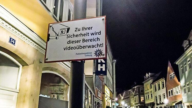 Die neuen Schilder weisen Passanten darauf hin, dass sie sich nachts im Steinweg nicht mehr unbeobachtet bewegen können. Foto: Jochen Berger