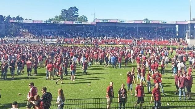 Nach dem Schlusspfiff gibt es für die Nürnberger Fans kein Halten mehr: Sie stürmen den Rasen des Hardtwaldstadions in Sandhausen und feiern den achten Aufstieg in die Bundesliga.  Fotos: privat