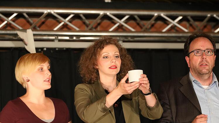 Die Theatergruppe Kompassion des Franz-Miltenberger-Gymnasiums  spielte die Farce "Benefiz. Jeder rettet einen Afrikaner" von Ingrid Lausund. Foto: Sebastian Schmitt