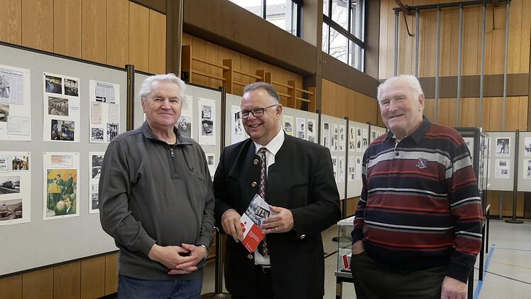 von links: Hermann Bauernfreund, Bürgermeister Martin Stingl  und Ehrenmitglied Arno Martin waren sichtlich zufrieden und stolz auf die  Grenzlandtauschtage und die beeindruckende Ausstellung. Foto: Manja von Nida