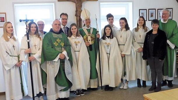 Erzbischof Ludwig Schick (Bildmitte) mit den Ministranten sowie (ab Dritter von links) Kirchenpfleger Heinz Kraus, Pater Maximilian Kray, Bürgermeister Bernd Rebhan und (von rechts) Diakon Georg Zenk und Pfarramts-Sekretärin Yvonne Wietasch.