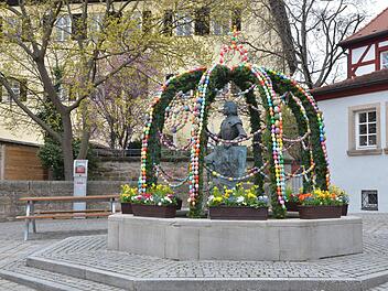 Österlich geschmückt worden ist der Georgsbrunnen auf dem Marktplatz.  Foto: Bernhard Panzer