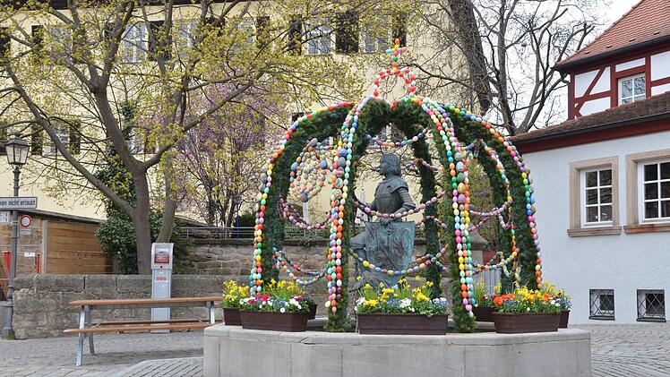 Österlich geschmückt worden ist der Georgsbrunnen auf dem Marktplatz.  Foto: Bernhard Panzer